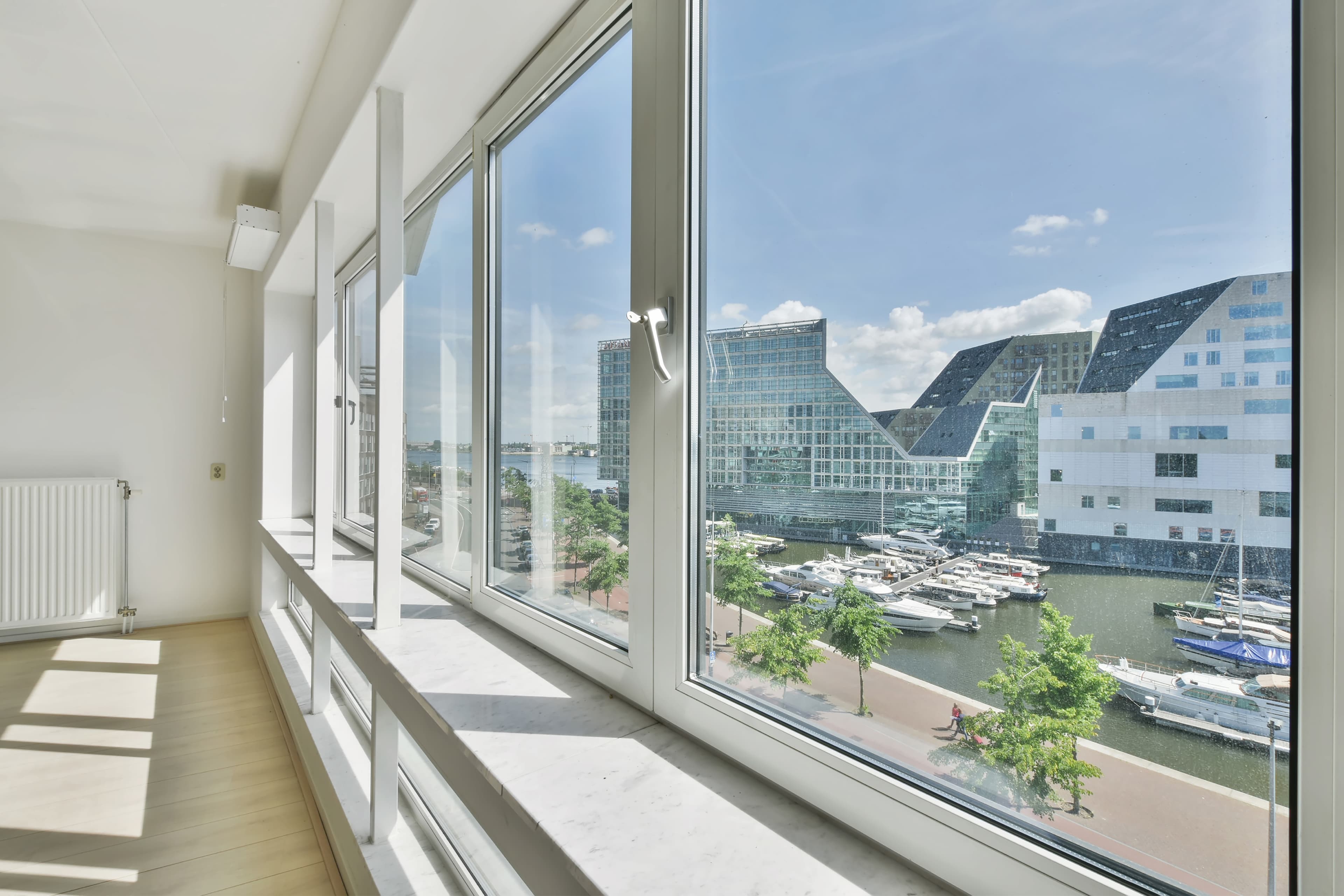 Architectural glazing system on commercial facade