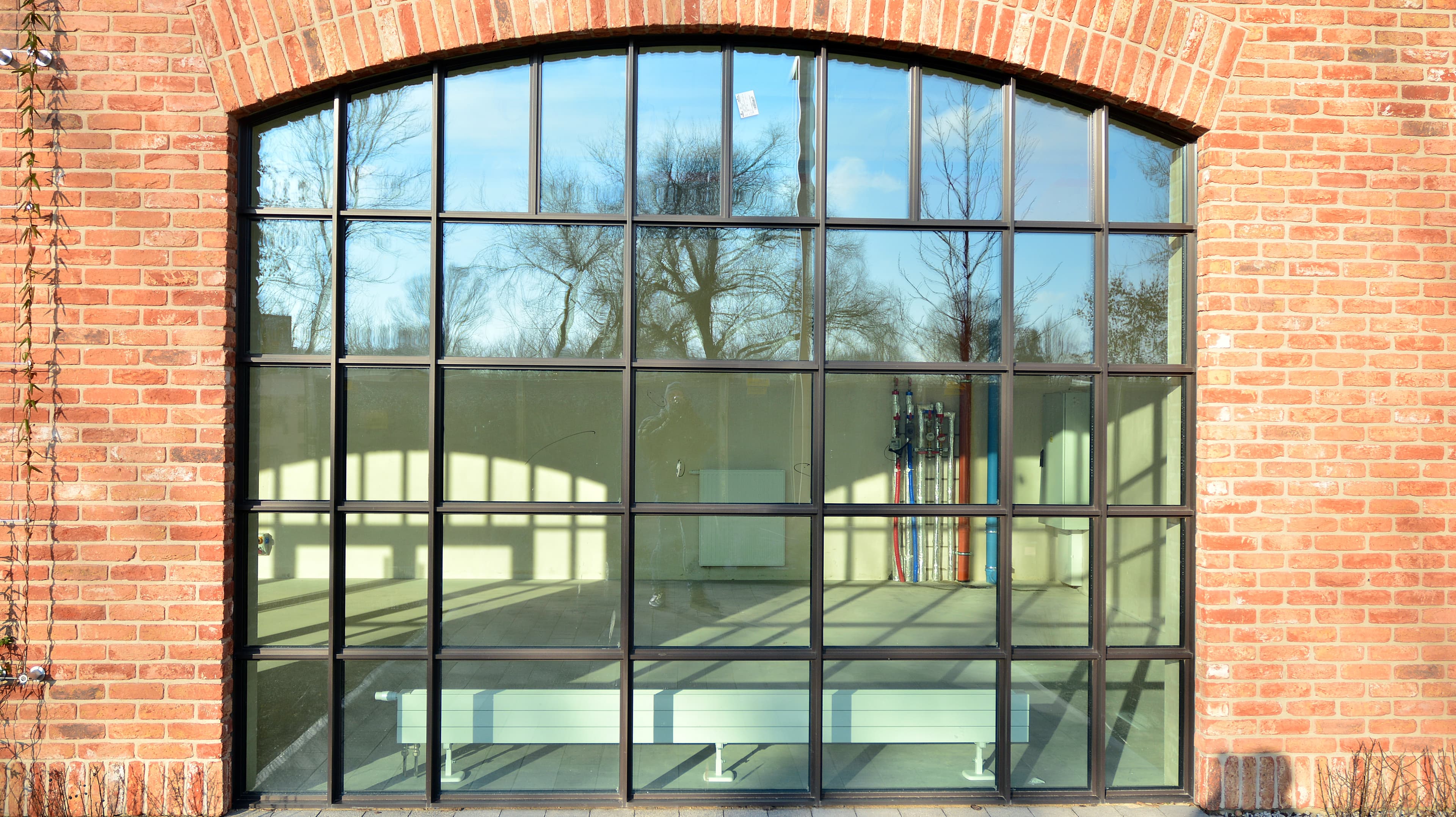 Large commercial window system with insulated glazing